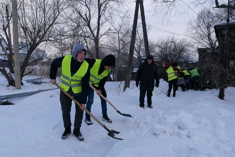Волонтеры и полицейские убирают снег во дворах одиноких пенсионеров в СКО