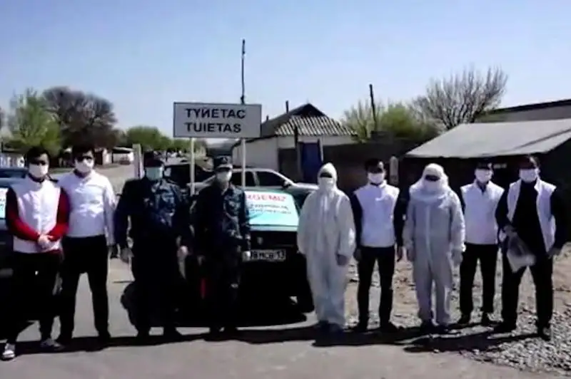 Волонтеры помогают туркестанским полицейским выявлять нарушителей режима ЧП