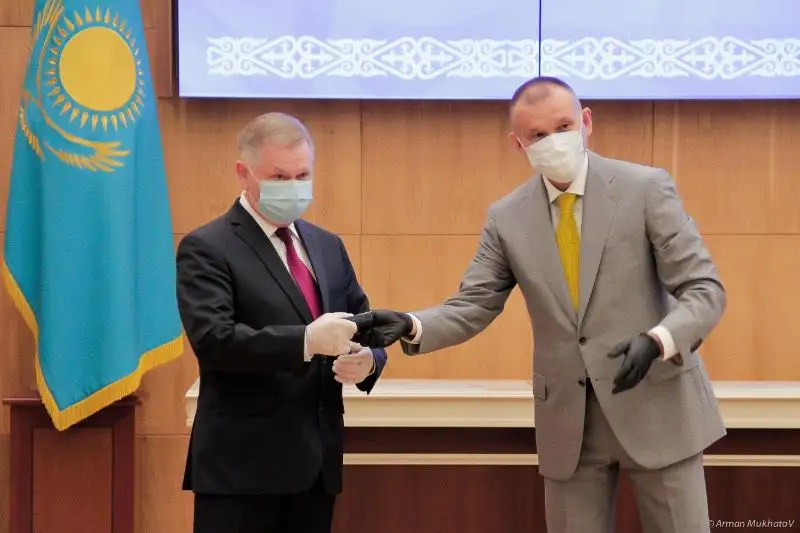 Новоизбранным сенаторам вручили служебные удостоверения