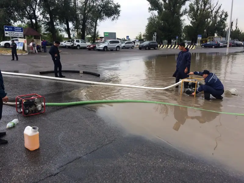 В Алматы снова потоп: работы по откачке воды продолжаются