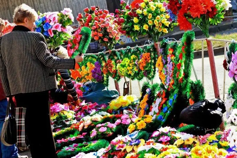 Алматинцам рекомендуют воздержаться от посещения кладбищ в Родительский день