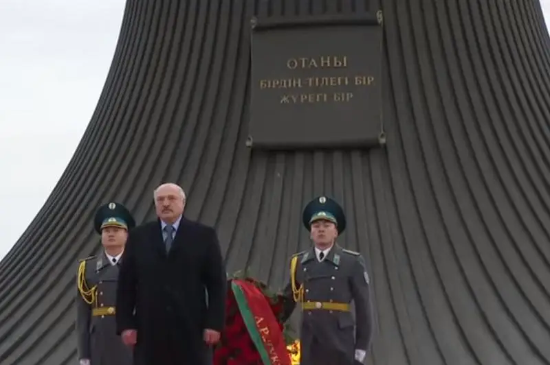 Александр Лукашенко возложил цветы к монументу «Отан қорғаушылар»