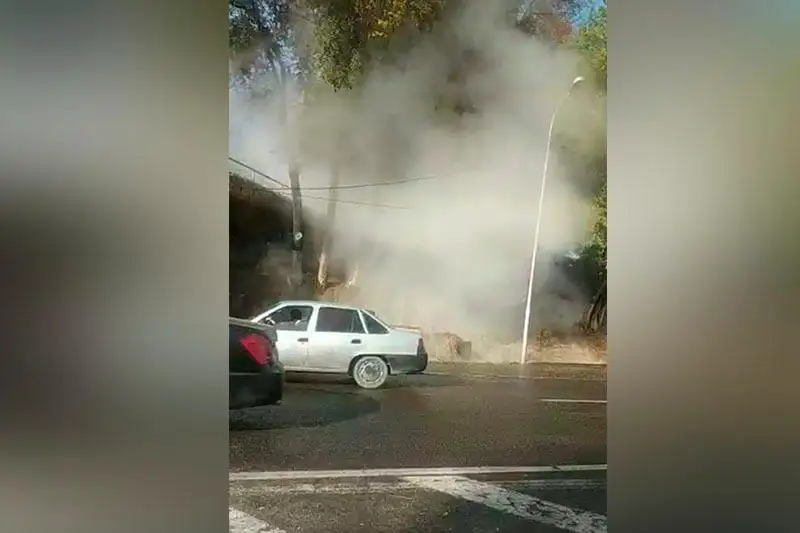 В Алматы вновь прорвало трубу с горячей водой