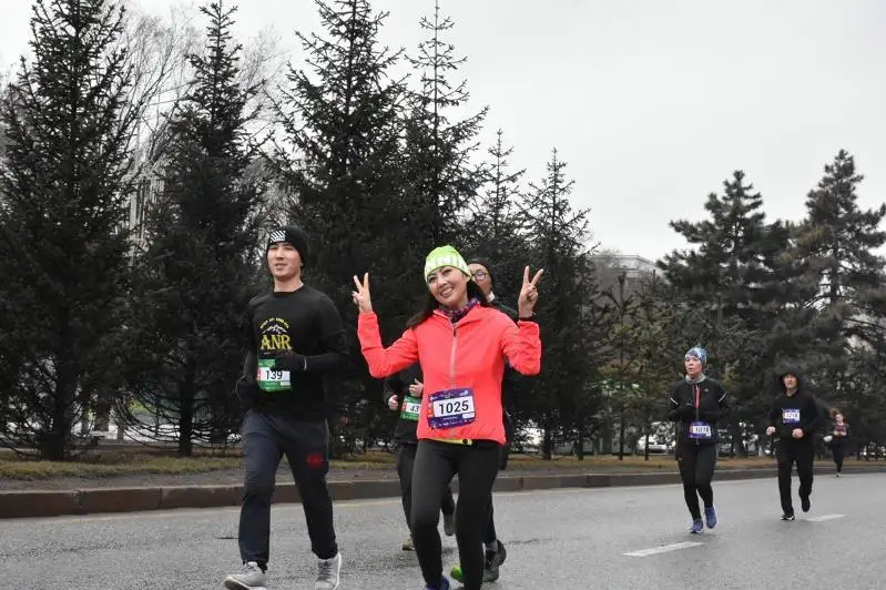 Семейная пара выиграла зимний забег в Алматы