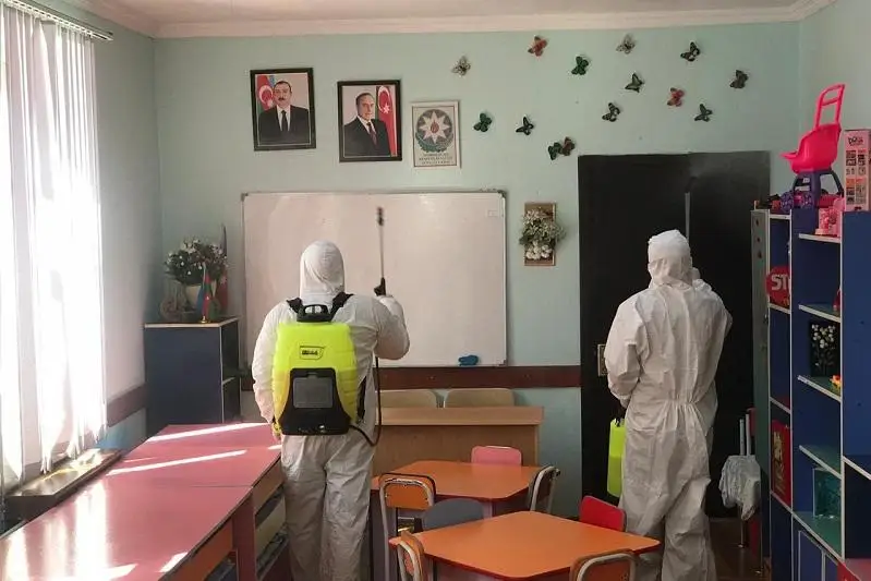 В Баку продолжается дезинфекция жилых домов
