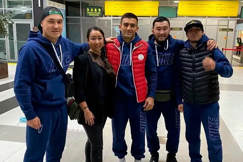 Казахстанские боксеры прибыли в Казань для титульных боев