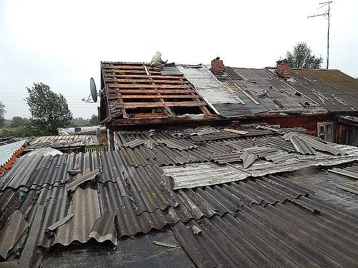 Ураган повредил крыши 17 домов и оставил без света село в Туркестанской области