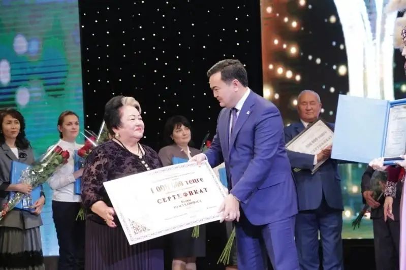 Премии акима области вручили лучшим педагогам в Караганде