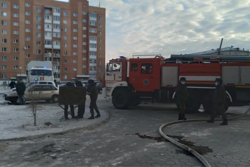 Около 30 человек спасли из горящей многоэтажки в Кокшетау