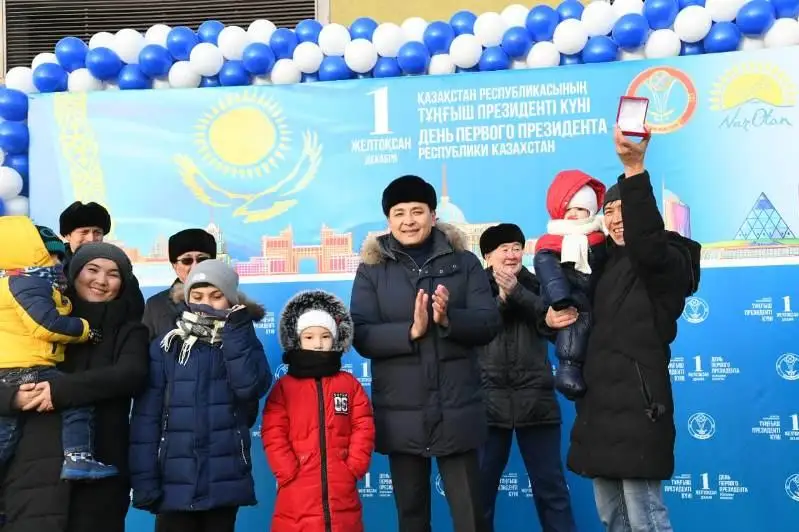 Алтай Кульгинов вручил ключи от квартир более 400 семьям