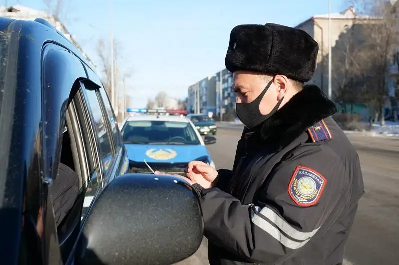 Не уступающих дорогу спецмашинам водителей наказали в СКО