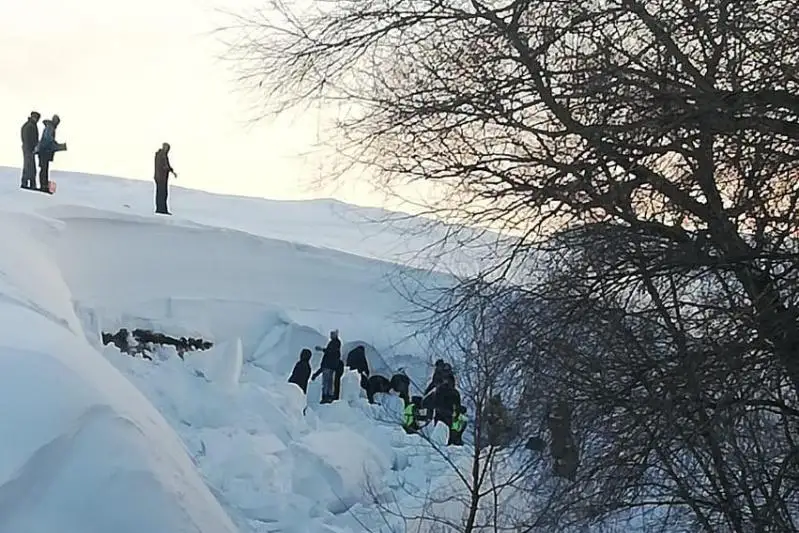 Детей завалило снежной массой в ВКО: один ребенок погиб