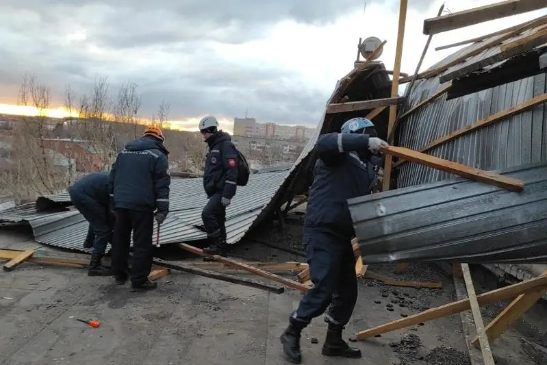 Ветром сорвало кровлю павлодарского колледжа