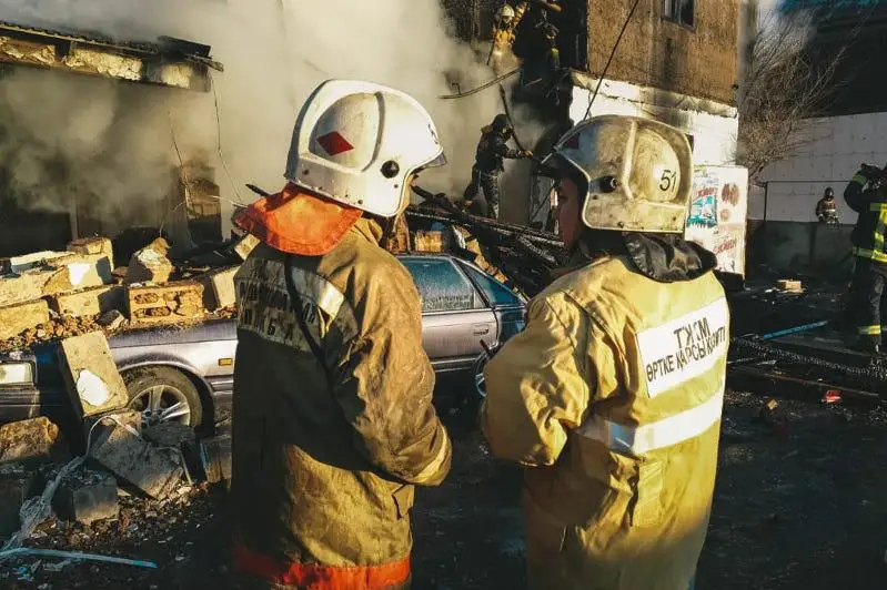 Взрыв газового баллона привел к обрушению фасада и пожару в общежитии в Нур-Султане
