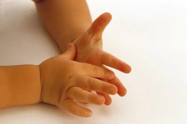 Месячного ребенка вылечили от коронавируса в Алматинской области