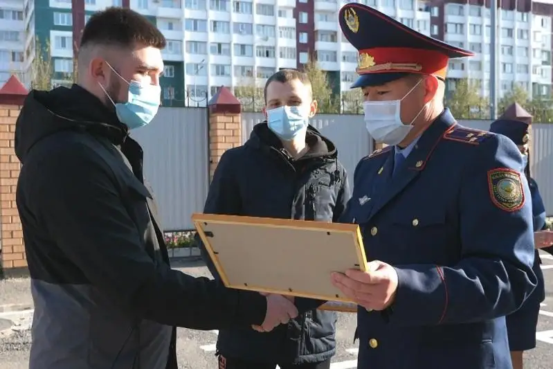 За спасение бабушки, едва не выпавшей из окна, наградили двух петропавловцев