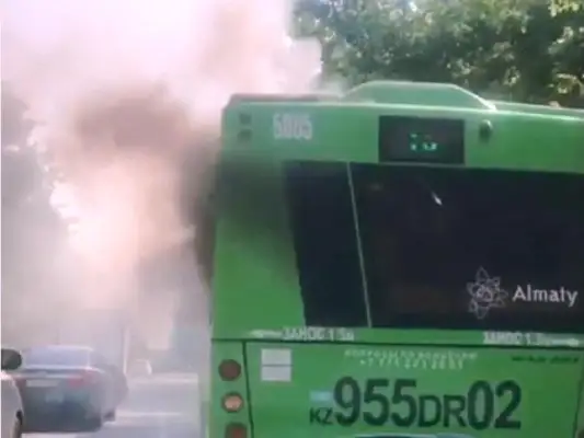 Пассажирский автобус задымился на ходу в Алматы