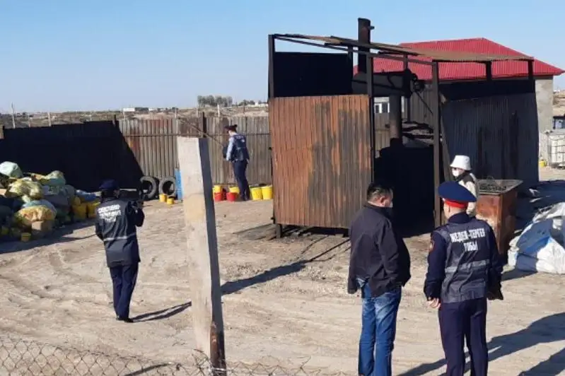 Медицинские отходы сжигали в обычной яме в Атырау