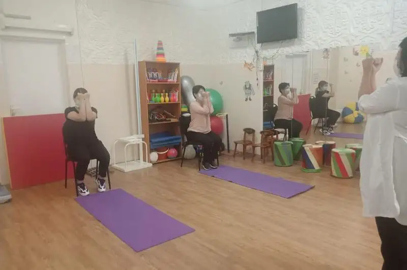 Переболевшим COVID-19 людям оказывают реабилитационную помощь в Уральске