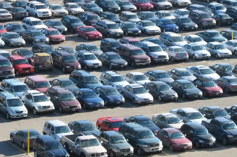 В Атырау 160 машин водителей-должников отправили на штрафстоянку