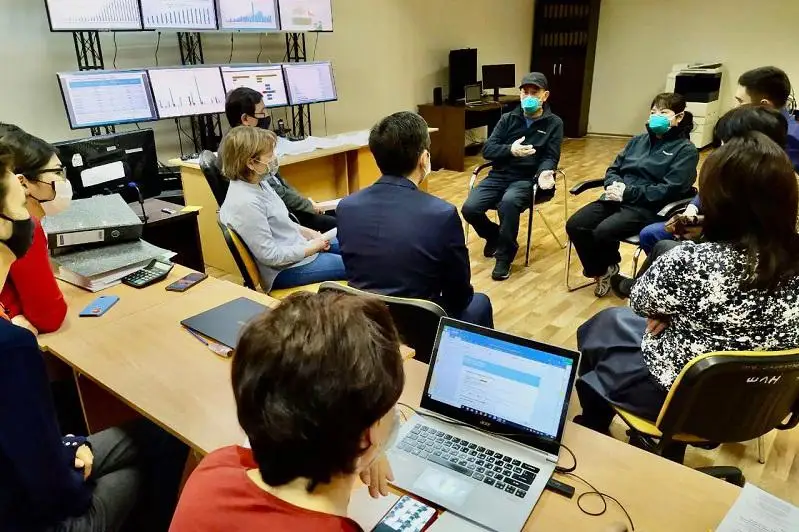 Врачи из КНР посетили Оперативный центр по ЧС при Национальном центре общественного здравоохранения