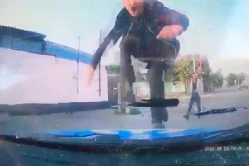 Хулиганы разбили патрульную машину в Костанае