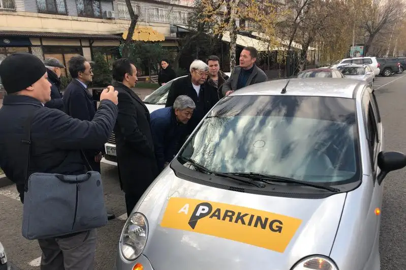 Борьба с нелегальными «жилеточниками» и недобросовестными водителями – проблемы парковок Алматы