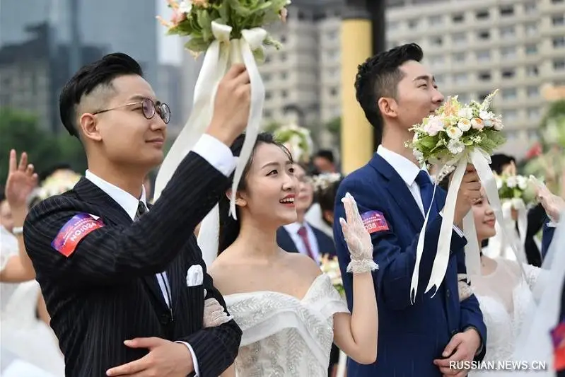 Сразу 50 пар, участвующих в борьбе с коронавирусом, связали себя узами брака в Китае