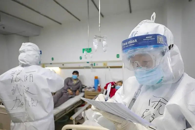 Число умерших от коронавируса в Китае превысило две тысячи человек