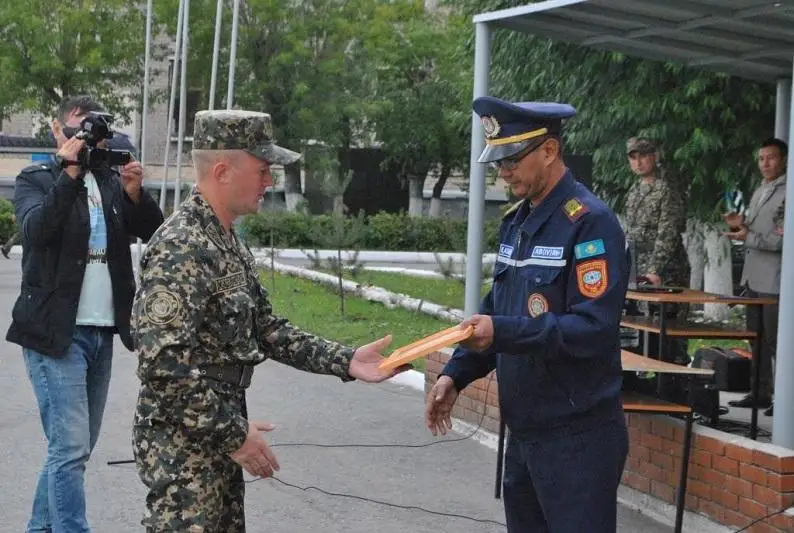 За смелость при эвакуации людей наградили военнослужащего в СКО