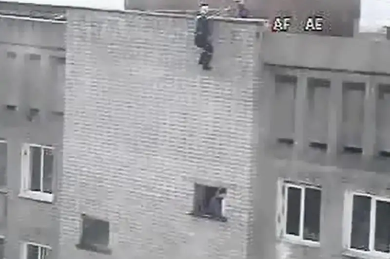 Спасатели не дали выпрыгнуть из окна 19-летнему парню в Усть-Каменогорске