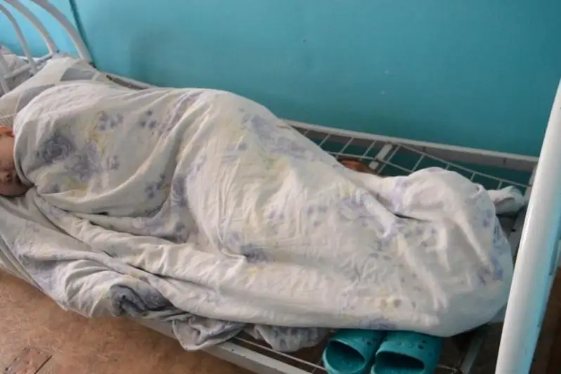 Спать на железных кроватях без матрасов вынуждены пациенты психдиспансера в Атырау