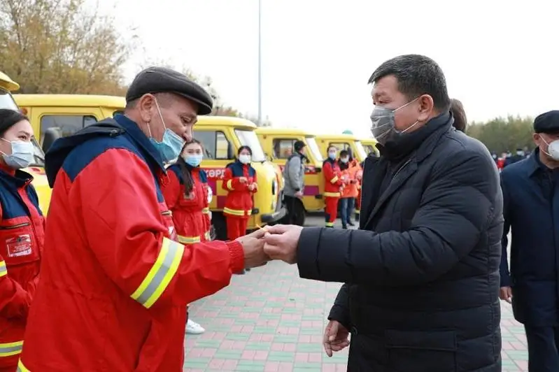 12 новых машин скорой помощи передали медикам в Атырау