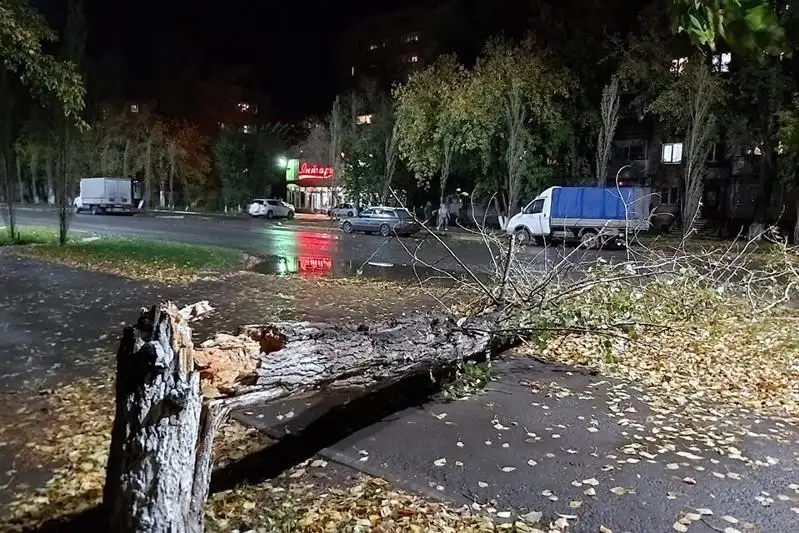 Ветер передвигал автомобили в Петропавловске