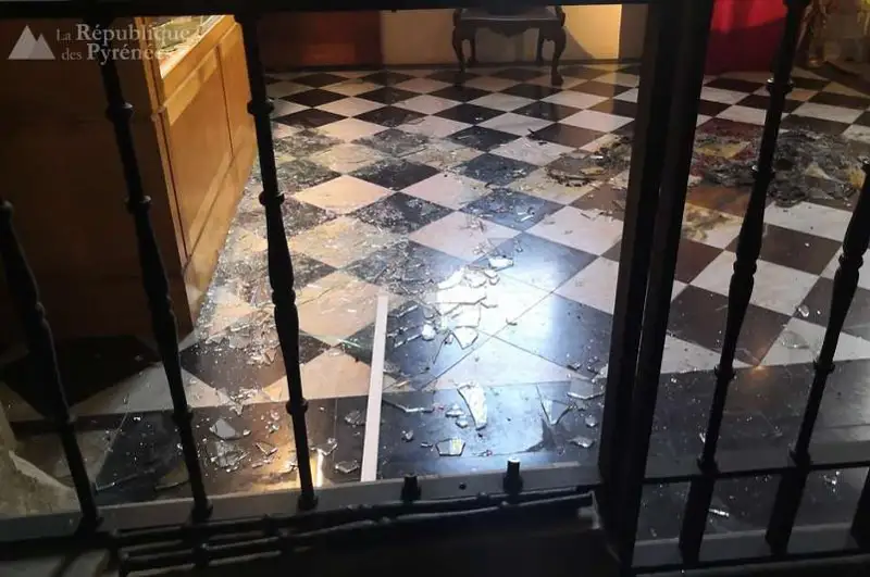 Грабители протаранили церковь из списка ЮНЕСКО во Франции