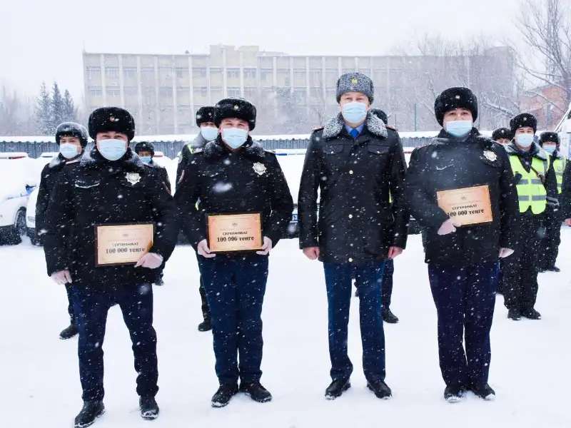 Спасших девушку от суицида полицейских наградили в Караганде