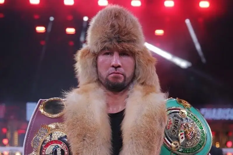 Непобежденный казахстанский боксер начал подготовку к защите титулов WBC, WBA и WBO