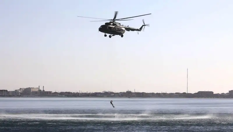 Рабочих в Каспийском море эвакуировал вертолет Вооруженных сил РК