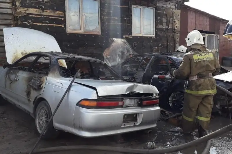 Три автомобиля сгорели в Петропавловске