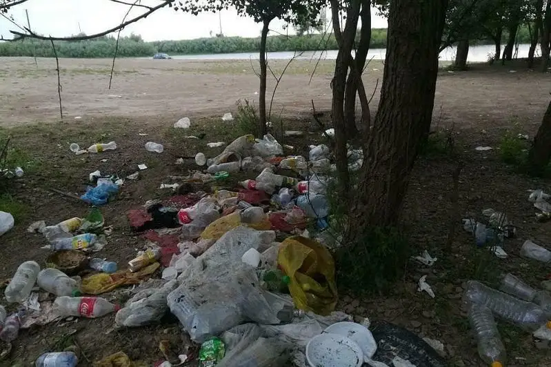 Горы мусора на пляже возмутили жителей СКО