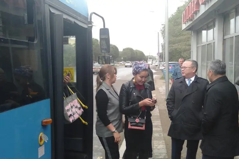 Аким Актюбинской области проехал на автобусе в Актобе