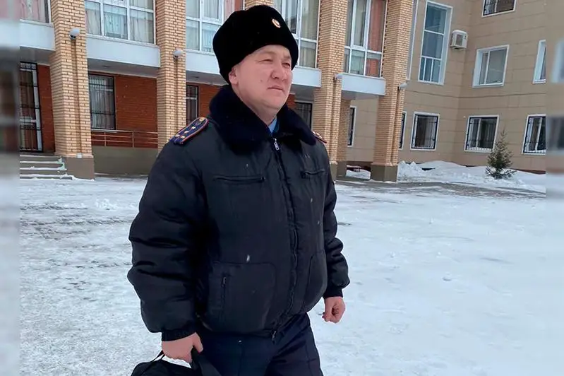 Без сознания в запертой квартире: костанайский участковый спас инвалида