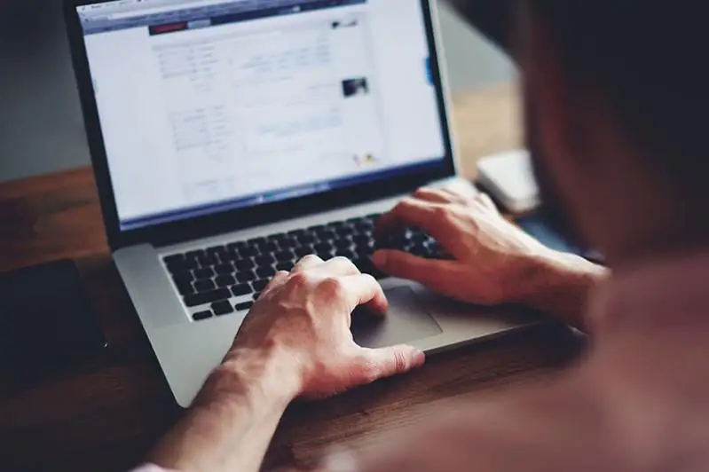 Сколько часов в день казахстанцы сидят в интернете