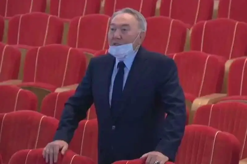Нурсултан Назарбаев  спел с артистами театра песню «Қара торғай»