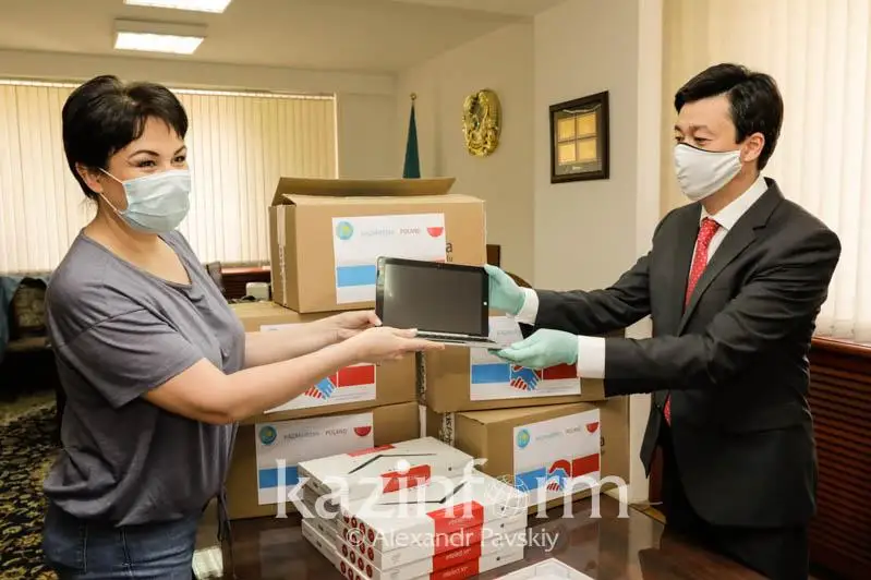 Маски и ноутбуки: гуманитарную помощь из Польши передали фонду Аружан Саин