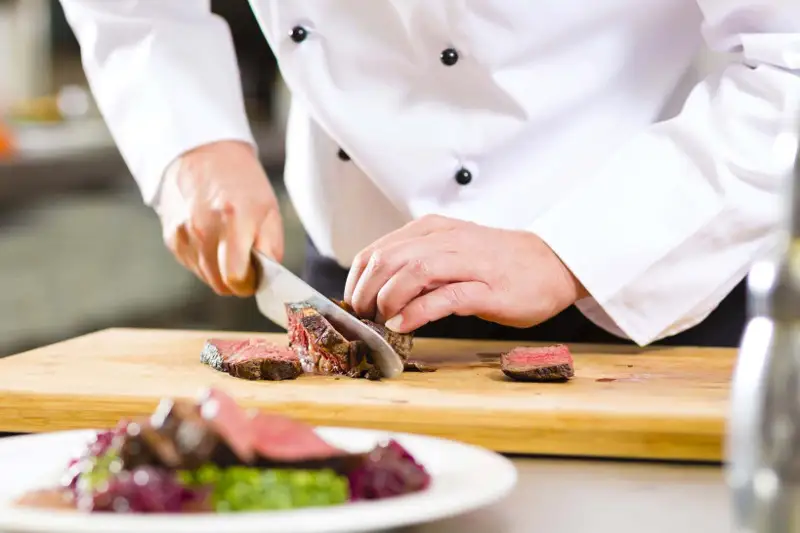 Акимат Алматы призвал рестораны не закрываться полностью, а работать на вынос