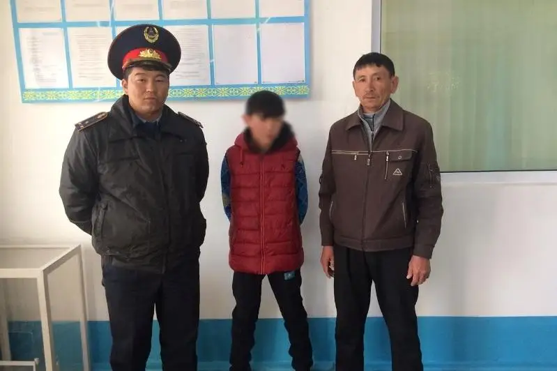 В Туркестанской области полицейские вернули домой пропавшего подростка