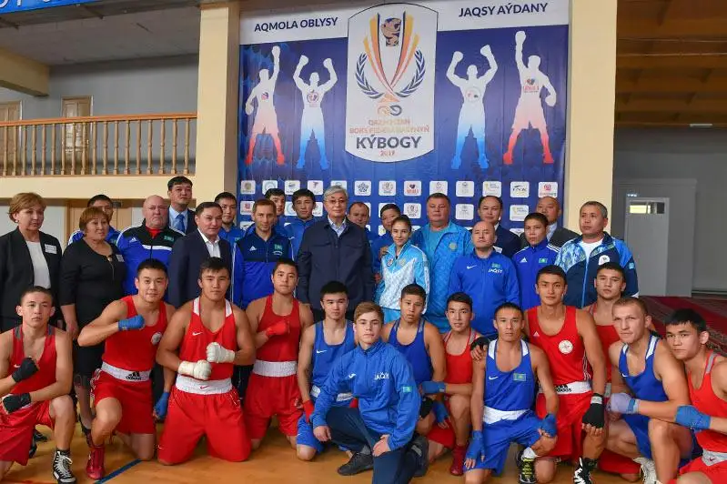 Глава государства посетил школу, подготовившую 4 800 спортсменов