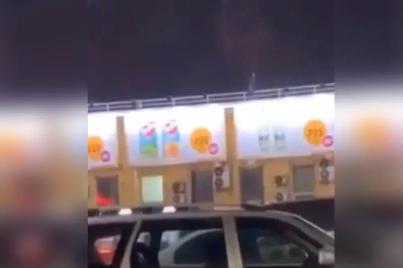 Мужчина забрался на крышу супермаркета в Алматы: как проходила спасательная операция