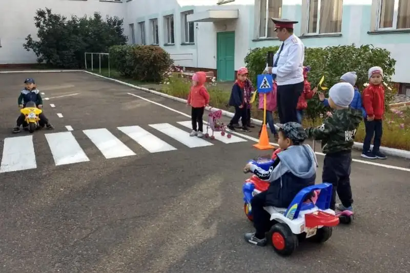 Уголок безопасности дорожного движения оборудовала полиция в детсаду Павлодара
